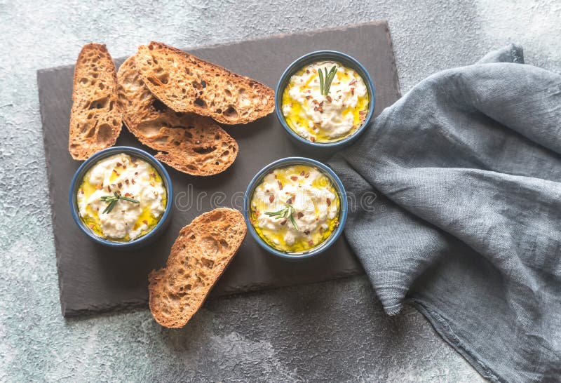 Gebakken ricotta met toosts royalty-vrije stock afbeelding