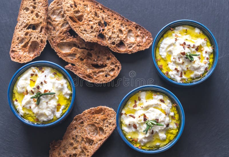 Gebakken ricotta met toosts royalty-vrije stock afbeeldingen