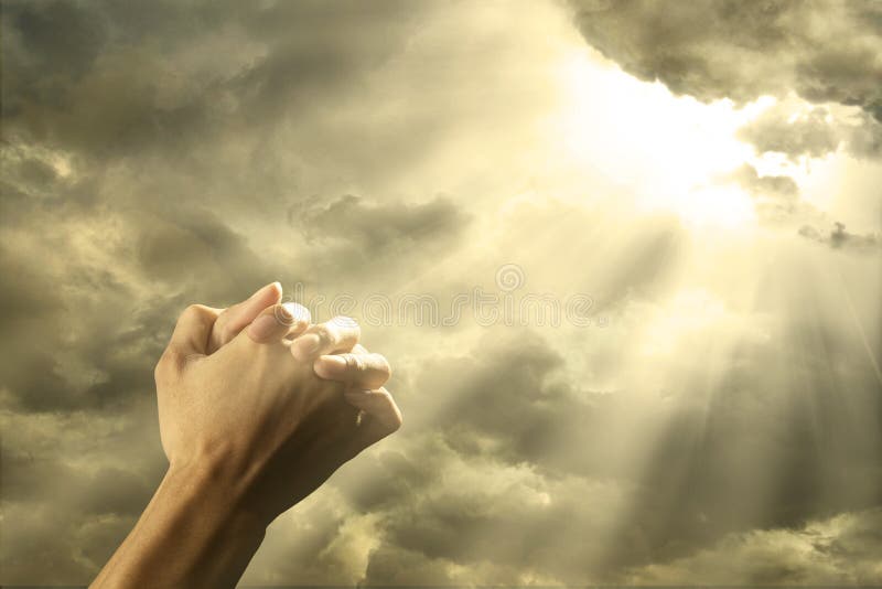 Gebed opgeheven handen op de hemel