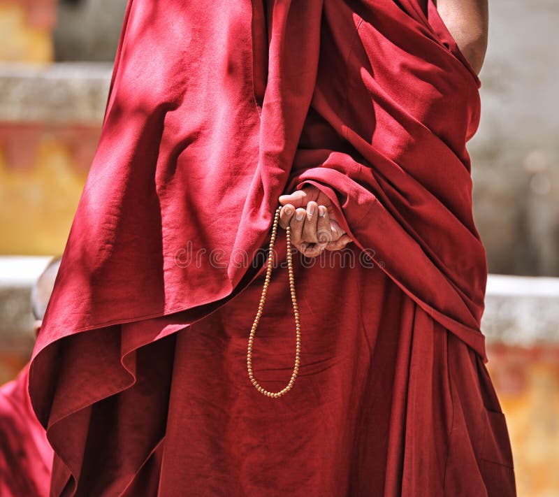 Gebedparels in de hand van de monnik
