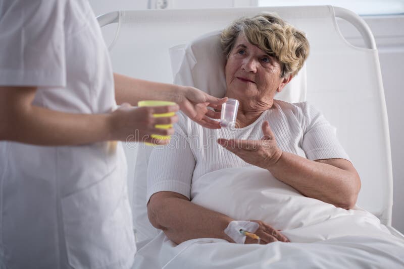 Geben der Medikationen lizenzfreie stockfotos Geben der Medikationen lizenzfreie stockfotos