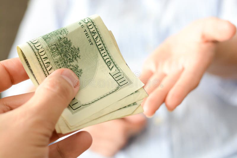 Geben Sie jemand Geld als Bestechungsgeld, um ein verdorbenes System vorzuschlagen lizenzfreies stockbild Geben Sie jemand Geld als Bestechungsgeld, um ein verdorbenes System vorzuschlagen lizenzfreies stockbild