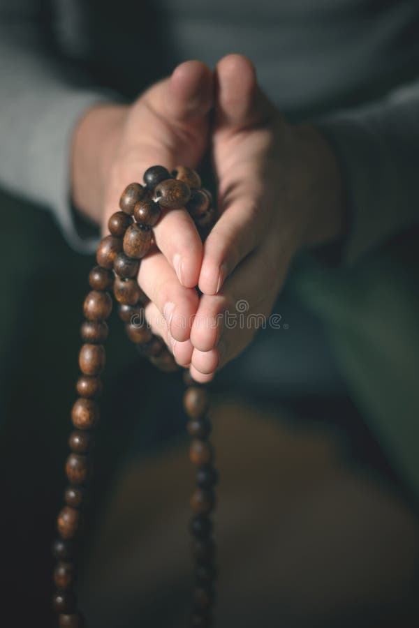 Gebetsperlen für Meditation in den Händen der Männer Frieden, Bewusstsein und Mindfulness stockfotos Gebetsperlen für Meditation in den Händen der Männer Frieden, Bewusstsein und Mindfulness stockfotos