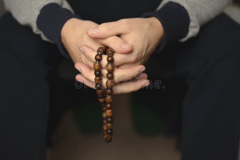 Gebetsperlen für Meditation in den Händen der Männer Frieden, Bewusstsein und Mindfulness lizenzfreie stockbilder Gebetsperlen für Meditation in den Händen der Männer Frieden, Bewusstsein und Mindfulness lizenzfreie stockbilder