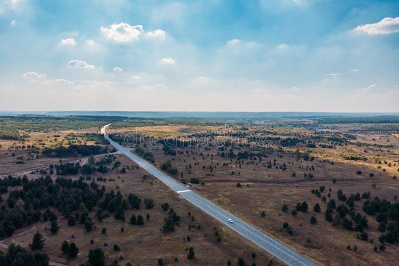 Gebiedsmening van gebieden en de weg van de asfaltweg, panoramisch aardlandschap in platteland of landbouwgrond royalty-vrije stock afbeeldingen Gebiedsmening van gebieden en de weg van de asfaltweg, panoramisch aardlandschap in platteland of landbouwgrond royalty-vrije stock afbeeldingen