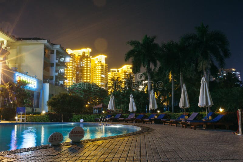 Gebiet und Swimmingpool des Hotels nachts stockbild Gebiet und Swimmingpool des Hotels nachts stockbild
