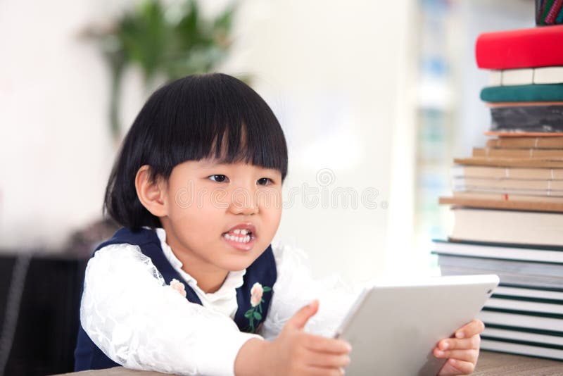 Gebildetes kleines chinesisches Mädchen in der Klasse stockbilder