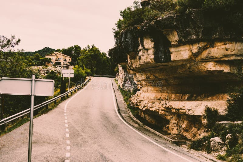 Gebirgs-Straße in einem ländlichen Gebiet von Nord-Spanien lizenzfreie stockfotografie Gebirgs-Straße in einem ländlichen Gebiet von Nord-Spanien lizenzfreie stockfotografie