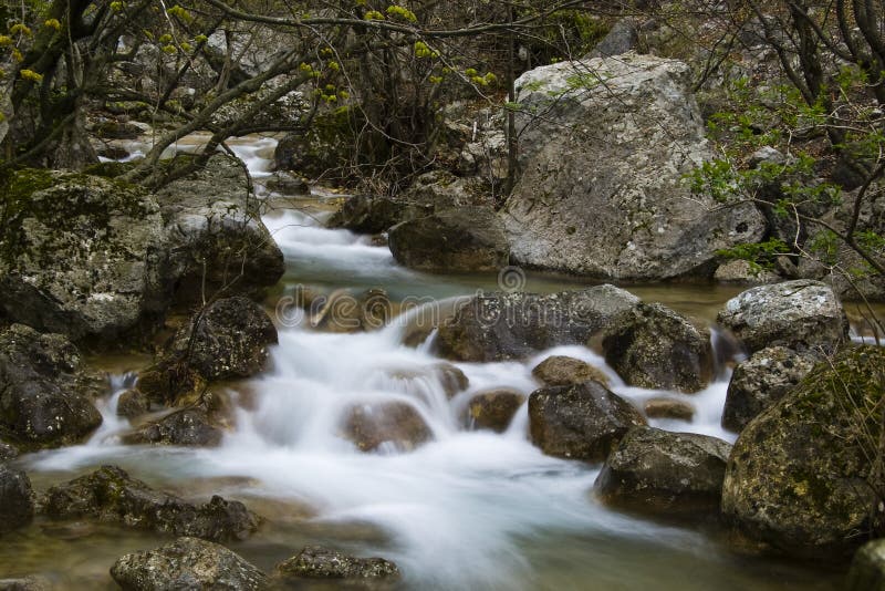 Gebirgsbach mit kleinen Wasserfällen stockfotos Gebirgsbach mit kleinen Wasserfällen stockfotos
