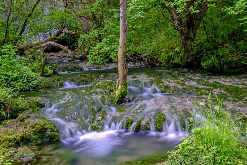 Gebirgsfluss mit fließendem Wasser lizenzfreies stockbild Gebirgsfluss mit fließendem Wasser lizenzfreies stockbild
