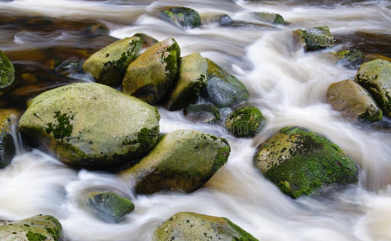 Gebirgsflusswasserfall stockfotografie