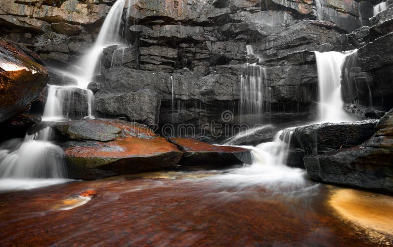 Gebirgsflusswasserfall, -felsen und -Trinkwasser lizenzfreie stockfotos