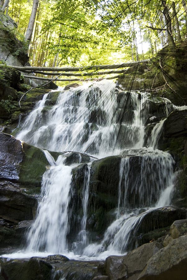 Gebirgsflußwasserfall stockbilder