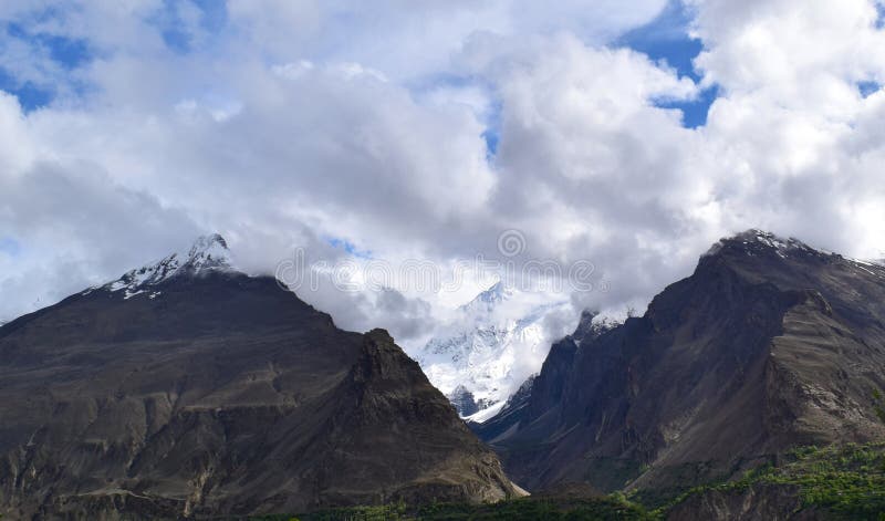 Gebirgslandschaft am bew?lkten Tag stockbilder Gebirgslandschaft am bew?lkten Tag stockbilder
