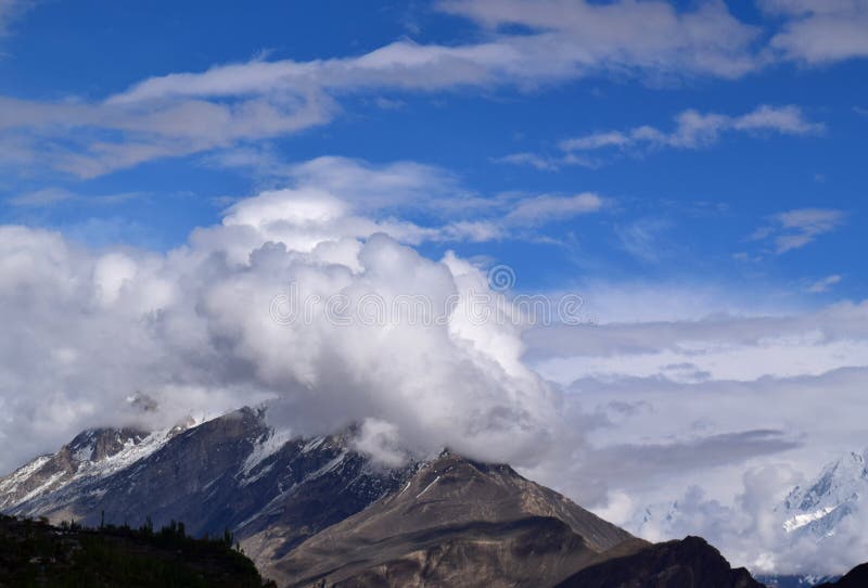 Gebirgslandschaft am bew?lkten Tag stockfoto Gebirgslandschaft am bew?lkten Tag stockfoto