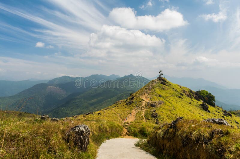 Gebirgslandschaft mit einem Ansichtturm lizenzfreie stockfotografie Gebirgslandschaft mit einem Ansichtturm lizenzfreie stockfotografie