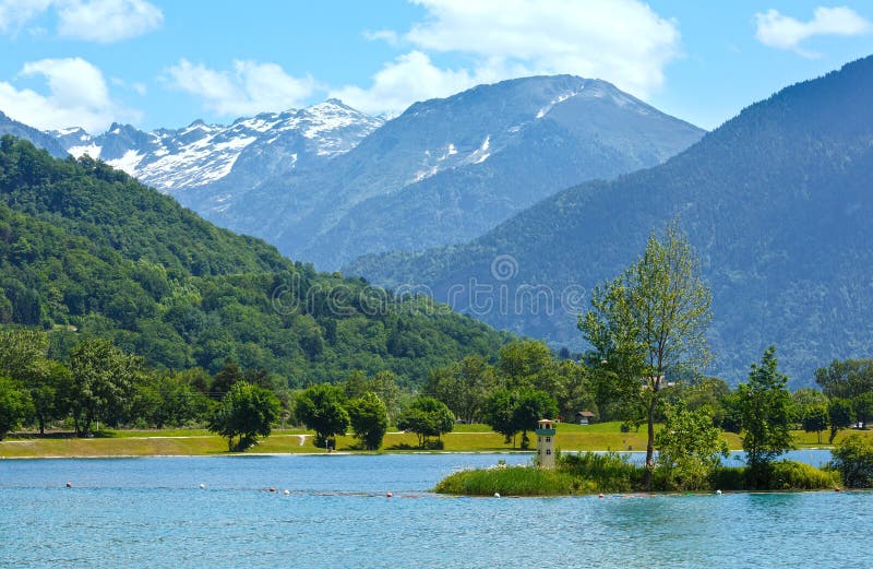 Gebirgsmassiv-Sommeransicht des Sees Passy und Mont Blancs Gebirgs. lizenzfreie stockfotos Gebirgsmassiv-Sommeransicht des Sees Passy und Mont Blancs Gebirgs. lizenzfreie stockfotos