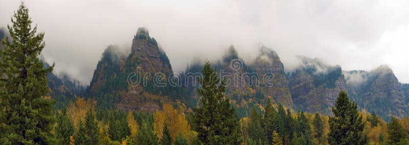 Gebirgsnebel entlang Kolumbien-Fluss-Schlucht im Fall stockfoto Gebirgsnebel entlang Kolumbien-Fluss-Schlucht im Fall stockfoto