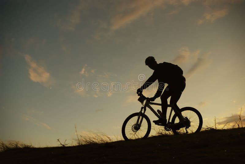 Gebirgsradfahrerschattenbild stockfotografie Gebirgsradfahrerschattenbild stockfotografie