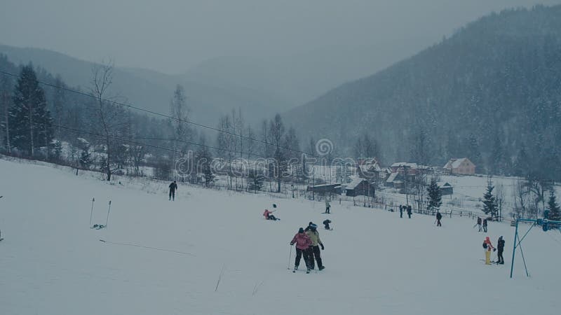 Gebirgsskiort - Natur und Sporthintergrund