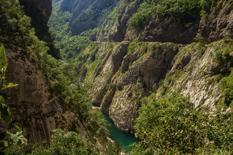 Gebirgsstraße in der Schlucht des Flusses Tara, Montenegro stockfoto Gebirgsstraße in der Schlucht des Flusses Tara, Montenegro stockfoto
