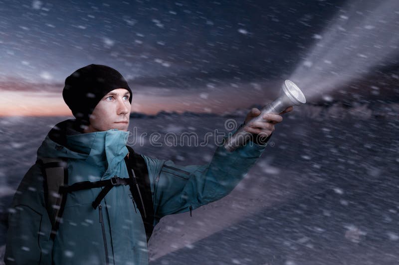 Gebirgstourist mit einer Laterne in der Hand, welche die Weise in der Dunkelheit der Nacht beleuchtet lizenzfreies stockbild Gebirgstourist mit einer Laterne in der Hand, welche die Weise in der Dunkelheit der Nacht beleuchtet lizenzfreies stockbild