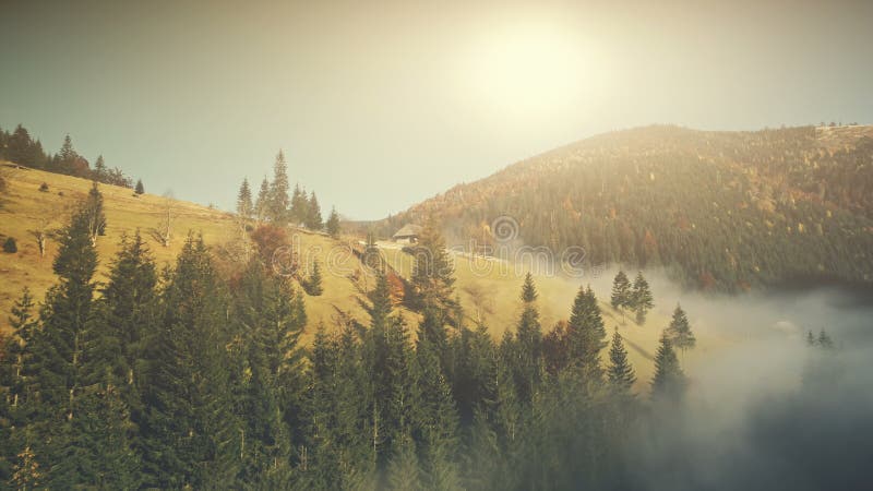 Gebirgsvogelperspektive des sonnigen Herbstes landschafts stockbilder Gebirgsvogelperspektive des sonnigen Herbstes landschafts stockbilder