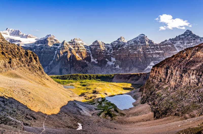 Gebirgszugansicht vom Wachpostendurchlauf, felsige Berge, Kanada stockfotografie Gebirgszugansicht vom Wachpostendurchlauf, felsige Berge, Kanada stockfotografie