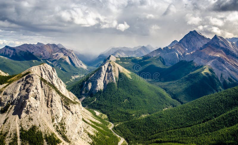 Gebirgszuglandschaftsansicht in Jaspis NP, Kanada