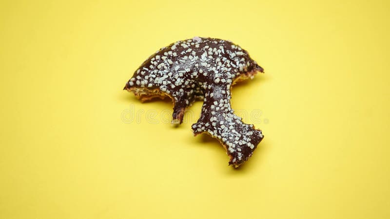 Gebissener Donut, Zuckersucht und Bulimieproblem, emotionales Zu viel essen, Makro stockbilder Gebissener Donut, Zuckersucht und Bulimieproblem, emotionales Zu viel essen, Makro stockbilder