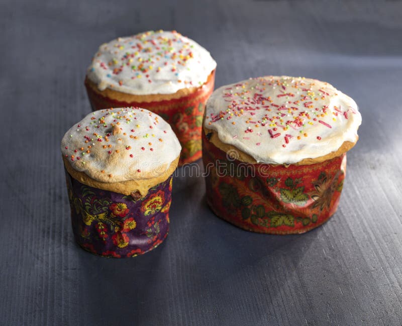 Geblazen roostercake met sproeiers stock afbeeldingen