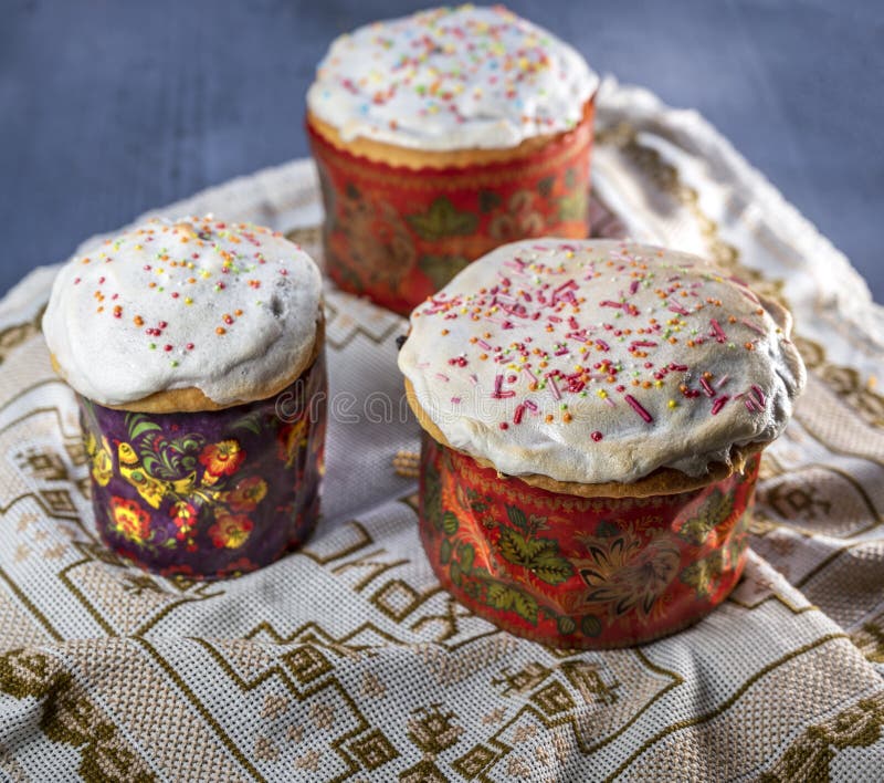 Geblazen roostercake met sproeiers stock afbeeldingen