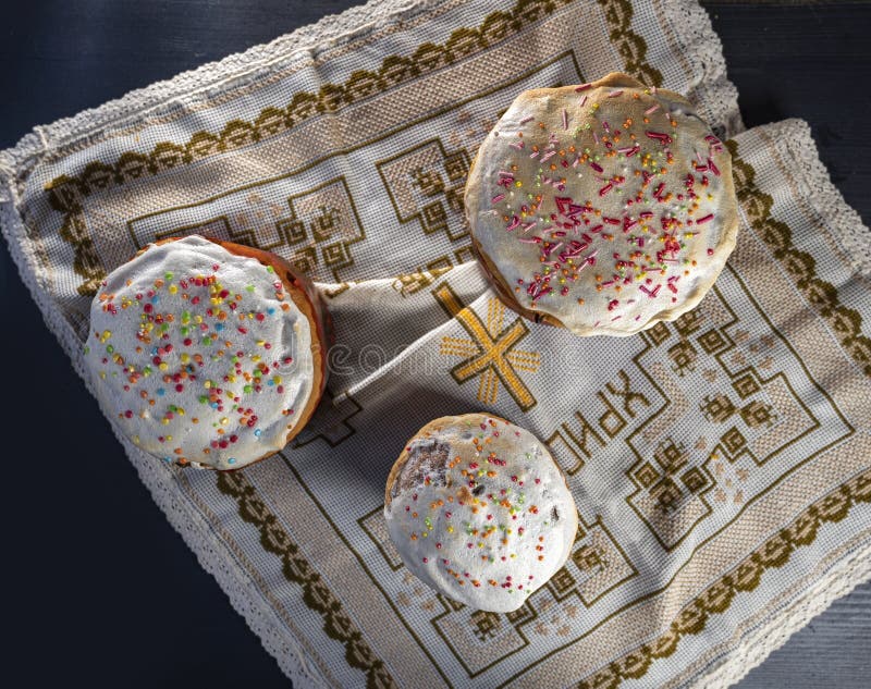 Geblazen roostercake met sproeiers royalty-vrije stock foto's