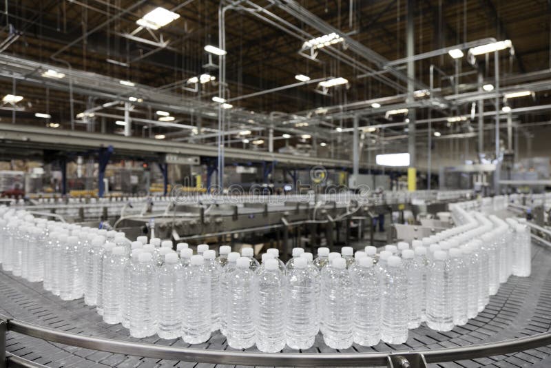 Gebotteld water op transportband bij bottelarij stock afbeeldingen Gebotteld water op transportband bij bottelarij stock afbeeldingen