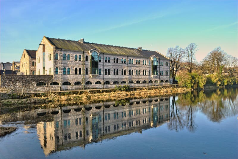Gebouwen door de Rivier Kent, Kendal royalty-vrije stock foto Gebouwen door de Rivier Kent, Kendal royalty-vrije stock foto