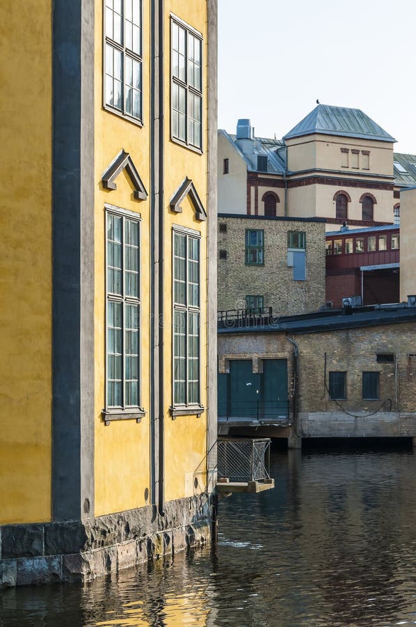 Gebouwen in het industriële landschap Norrkoping stock foto's