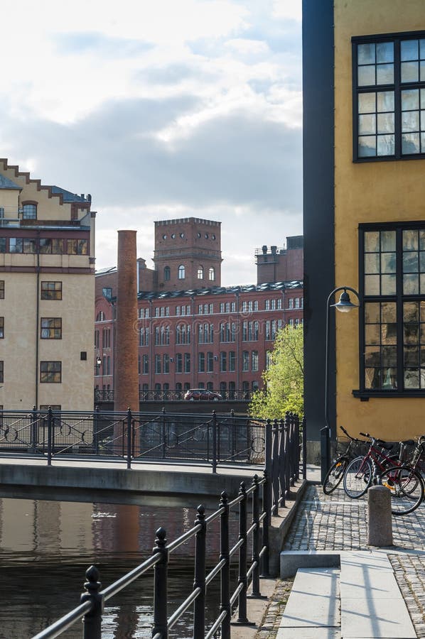 Gebouwen in het industriële landschap Norrkoping stock afbeelding