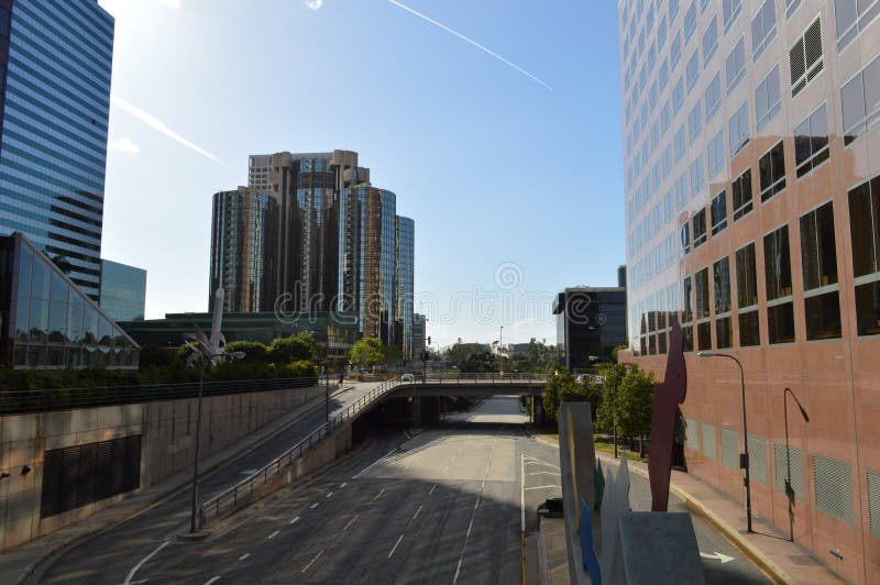 Gebouwen Los Angeles door Snelweg royalty-vrije stock foto's Gebouwen Los Angeles door Snelweg royalty-vrije stock foto's