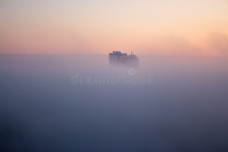 Gebouwen in ochtendnevel Panorama van nevelige stad Mistige cityscape Zonsopgang en mist over stadsgebouwen royalty-vrije stock afbeelding Gebouwen in ochtendnevel Panorama van nevelige stad Mistige cityscape Zonsopgang en mist over stadsgebouwen royalty-vrije stock afbeelding