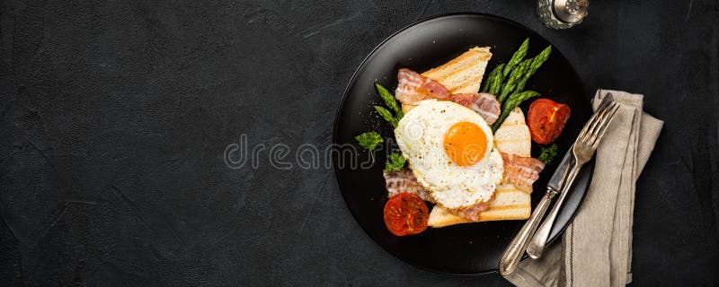 Gebraden ei met broodtoost en asperge stock fotografie Gebraden ei met broodtoost en asperge stock fotografie