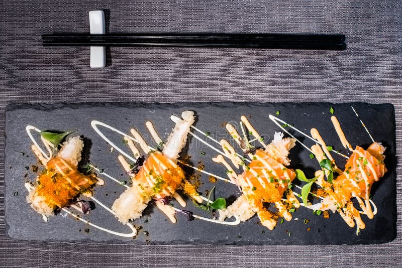 Gebraden garnalen met zalm en kaviaar, Japans voedsel royalty-vrije stock foto Gebraden garnalen met zalm en kaviaar, Japans voedsel royalty-vrije stock foto