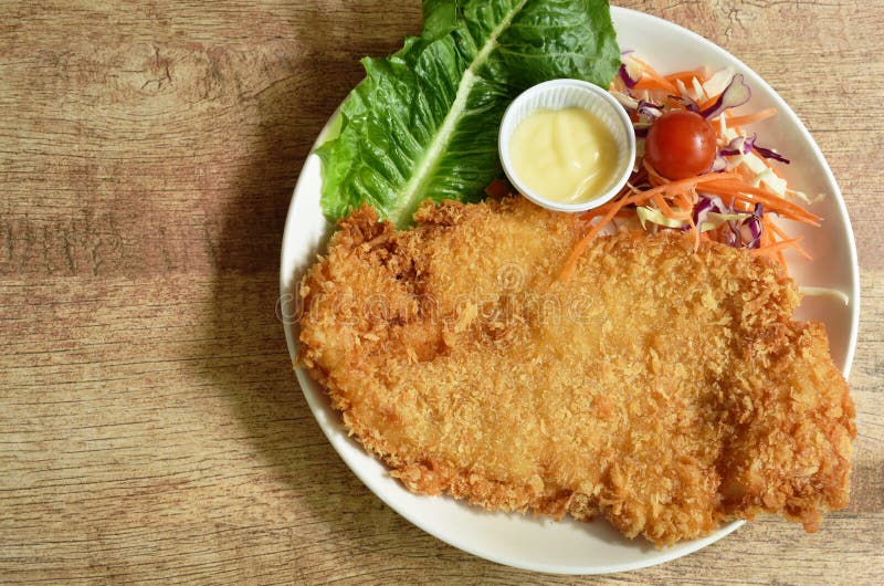 Gebraden het beslag dolly vissen verpakt broodlapje vlees met salade op schotel royalty-vrije stock foto's Gebraden het beslag dolly vissen verpakt broodlapje vlees met salade op schotel royalty-vrije stock foto's