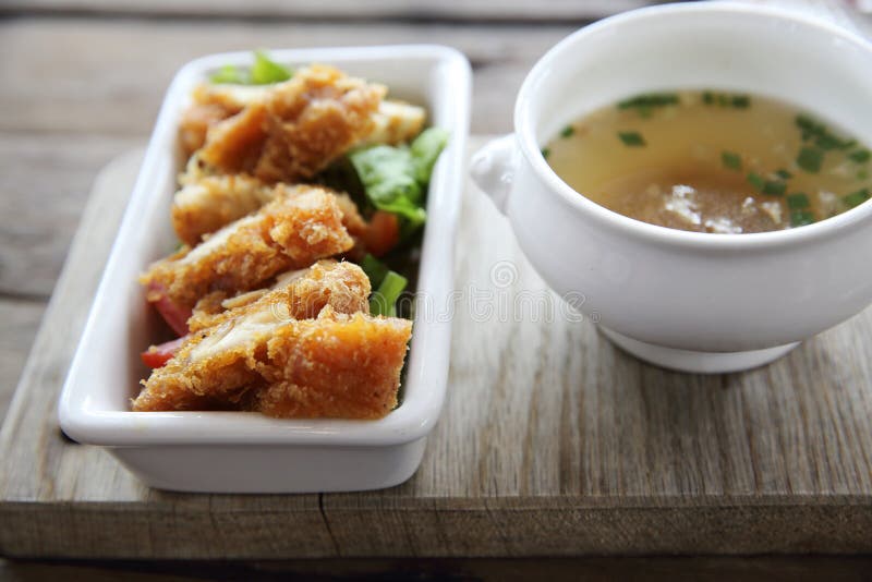 Gebraden kip met soep royalty-vrije stock foto