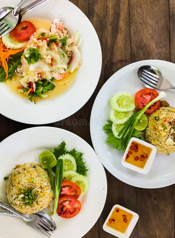 Gebraden rijst, kruidige zeevruchtensalade stock fotografie Gebraden rijst, kruidige zeevruchtensalade stock fotografie
