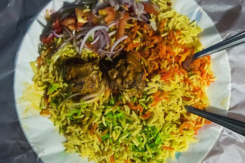 Gebraden rijstnasi goreng met kip en groenten op een pan stock afbeelding Gebraden rijstnasi goreng met kip en groenten op een pan stock afbeelding