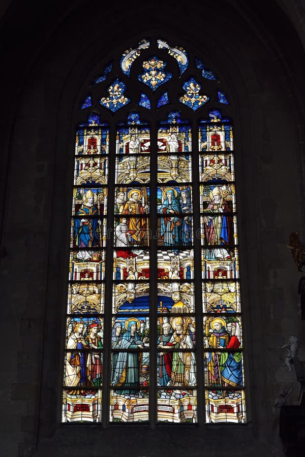Gebrandschilderd glasvenster in kerk Heilige Walburga