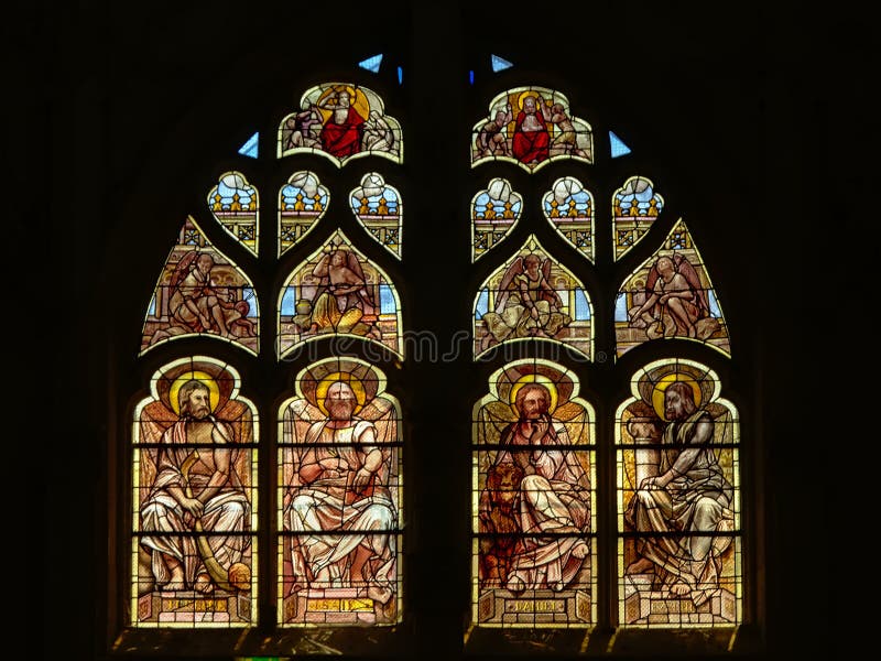 Gebrandschilderd glasvenster in Senis-kathedraal royalty-vrije stock afbeeldingen Gebrandschilderd glasvenster in Senis-kathedraal royalty-vrije stock afbeeldingen