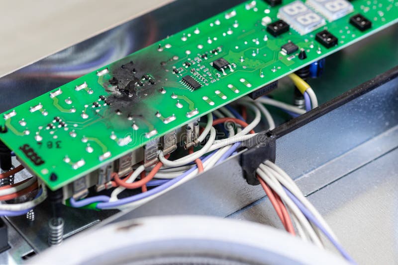 Gebrannter grüner Mikrochip nach dem Kurzschluss wegen des Wasserschadens Geschädigtes Bedienfeldbrett der Hitze des Kochherds lizenzfreie stockbilder Gebrannter grüner Mikrochip nach dem Kurzschluss wegen des Wasserschadens Geschädigtes Bedienfeldbrett der Hitze des Kochherds lizenzfreie stockbilder