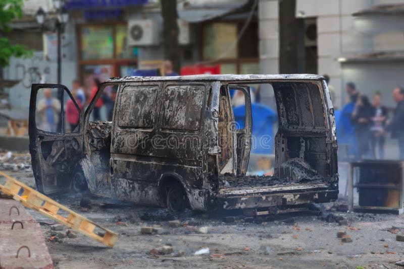 Gebranntes Auto in der Mitte der Stadt nach Unruhe stockfotografie Gebranntes Auto in der Mitte der Stadt nach Unruhe stockfotografie