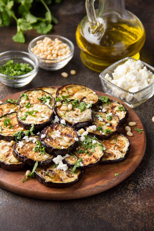 Gebratene Auberginenscheiben Mit Tomaten, Kr?utern Und Knoblauch ...